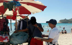 CAGLIARI, Controlli al Poetto con sequestri e multe agli ambulanti abusivi