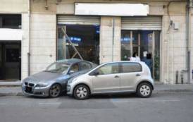 CAGLIARI, Tenta di parcheggiare e sfonda la vetrata di una pescheria: ferito il titolare