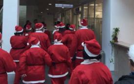 OLBIA, Dalla Casa famiglia e dal Centro salute mentale invadono le corsie dell’ospedale vestiti da Babbo Natale