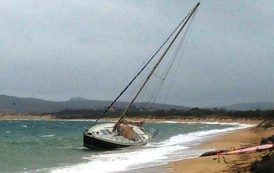 SANTA TERESA GALLURA, Barca a vela arenata nella spiaggia di Porto Liscia (VIDEO)