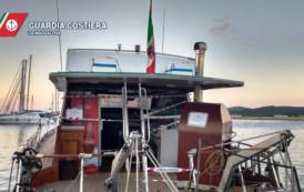 LA MADDALENA, Trasforma la barca in pizzeria galleggiante: sequestro e multa di 5.000 euro