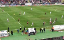 CALCIO, Il Cagliari sciupa i ‘regali’ delle inseguitrici, solo un pari con il Livorno: 2-2. Serie A rimandata
