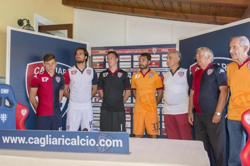 CALCIO, Le nuove maglie del Cagliari per la prossima stagione. Stasera al Sant’Elia amichevole col Real Zaragoza