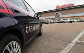 CAGLIARI, Ruba cosmetici e per fuggire colpisce commessa con un pugno: arrestata pregiudicata 41enne