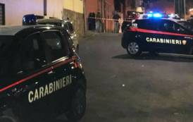 CAGLIARI, In fiamme due auto in via Montevecchio: soccorsi due anziani di un appartamento vicino