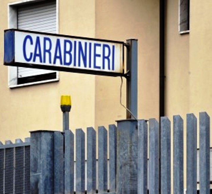 SINISCOLA, Senza patente e con assicurazione scaduta parcheggia davanti alla caserma ostruendo il passaggio dei Carabinieri: denunciato