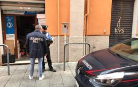 CAGLIARI, Blatte, insetti, escrementi nel deposito abusivo di alimenti nel quartiere Marina: denunciato 18enne pakistano