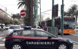 CAGLIARI, Minaccia con un coltello passeggeri e autista di un bus, poi aggredisce carabinieri: arrestato pensionato 65enne