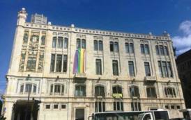 Decoro e rispetto per i palazzi istituzionali: togliere bandiera ‘arcobaleno’ da Palazzo Bacaredda (Pierluigi Mannino)