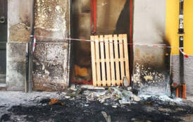 ISTANTANEA, Maleducazione e inciviltà nel centro storico di Cagliari: bruciati due materassi nel Corso