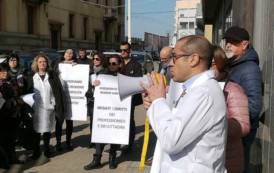 SANITA’, Farmacisti senza sede riconsegnano schede elettorali al presidente Mattarella: “Regione viola articolo 4 Costituzione”