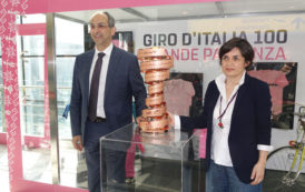 GIRO D’ITALIA, Cimeli in mostra all’aeroporto di Cagliari in attesa del via alla corsa rosa