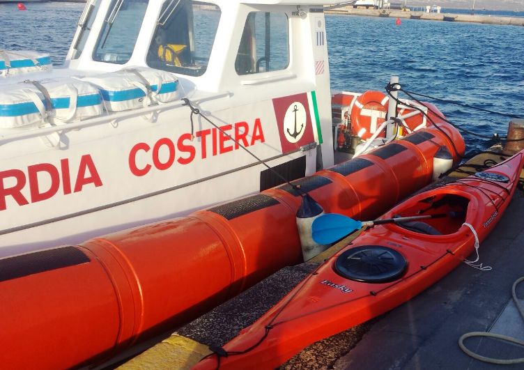 CAPRERA, Guardia costiera di La Maddalena soccorre canoista britannico in difficoltà