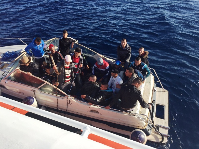 CAGLIARI, Recuperati dalla Guardia costiera 20 immigrati su una barca alla deriva