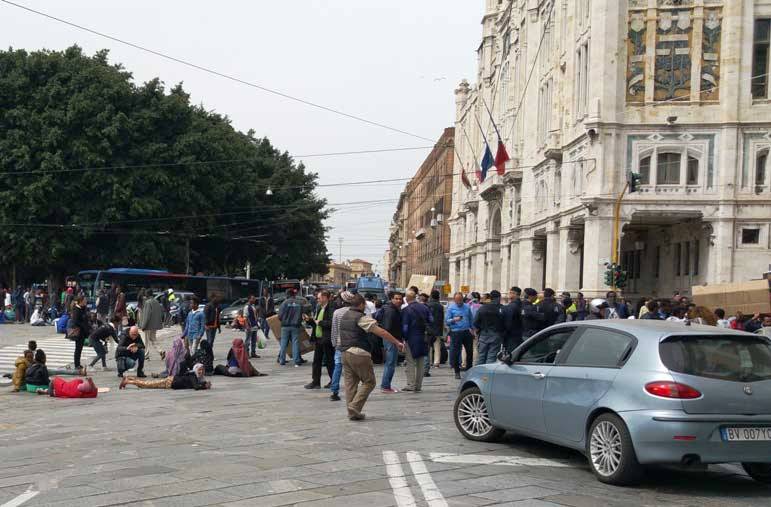CAGLIARI, Nuova protesta degli immigrati somali e traffico bloccato in via Roma. Chi li organizza? (FOTO)