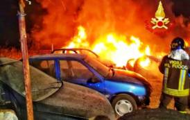 VILLACIDRO, Incendio di pneumatici nella 196: coinvolte alcune auto