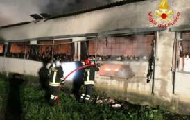 CAGLIARI, Incendio in un capannone sulla SS 131 Dir