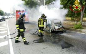 CAGLIARI, In fiamme una 500 in via Fracastoro