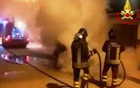 CAGLIARI, Auto in fiamme in via Mates