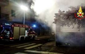 CAGLIARI, Incendio nella scuola di via Flumentepido: evacuati senzatetto che la occupano (VIDEO e IMMAGINI)