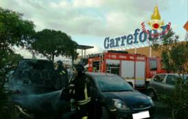 QUARTU SANT’ELENA, In fiamme un’auto nei parcheggi Carrefour (VIDEO)