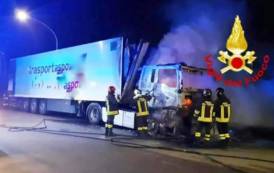 DECIMOMANNU, Incendio di un mezzo pesante in via Veneto (VIDEO)