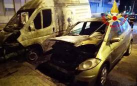 CAGLIARI, In fiamme un furgone e due auto in piazza Salento (VIDEO)