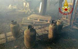 SELARGIUS, Incendio di una struttura in campagna che conteneva sei bombole di Gpl (IMMAGINI)