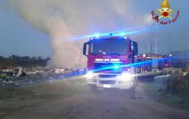 CAGLIARI, Incendio in via San Paolo: in fiamme sterpaglie e rifiuti