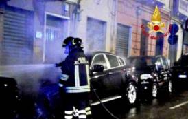 CAGLIARI, Auto in fiamme in via Bacaredda