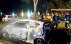 CAGLIARI, Auto in fiamme in via Binaghi