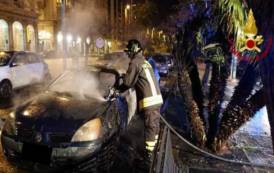 CAGLIARI, In fiamme due auto parcheggiate in via Roma (VIDEO)