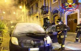 CAGLIARI, In fiamme un’auto in via Torino: probabile origine dolosa (VIDEO)