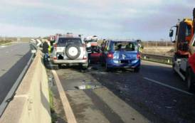 CAGLIARI, Perde il controllo dell’auto e finisce su guardrail e spartitraffico: ferito 25enne di Capoterra