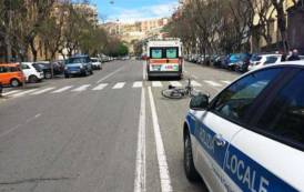 CAGLIARI, Incidente nel largo Carlo felice: un ciclista finisce al Pronto soccorso