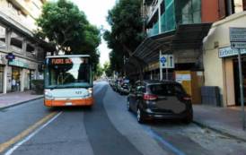 CAGLIARI, Attraversano in via Pessina lontano dalle strisce pedonali: mamma e figlia investite dal bus Ctm