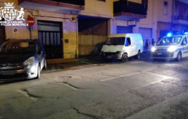 CAGLIARI, Furgone senza assicurazione colpisce due auto parcheggiate: denunciato marocchino 28enne