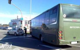 CAGLIARI, Bus militare tampona auto al Poetto: donna al Pronto soccorso