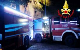 VILLACIDRO, Incendio in una palazzina: salvati dai Vigili del fuoco un padre col bambino
