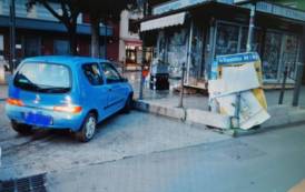 CAGLIARI, Si schianta con l’auto in piazza Repubblica: ragazza positiva ad alcoltest, ritirata patente