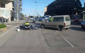 CAGLIARI, In viale Diaz svolta a sinistra nonostante il divieto: motociclista al pronto soccorso