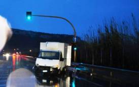 CAGLIARI, Scontro al Poetto tra camion frigorifero ed auto: tre feriti ed una patente ritirata