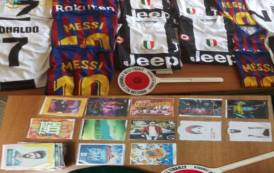 CAGLIARI, Senegalese sbarca da Napoli con magliette contraffatte di Messi e CR7