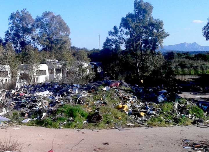 OLBIA, Trenta denunciati nel campo rom per combustione illecita di rifiuti ed occupazione con violazione di sigilli