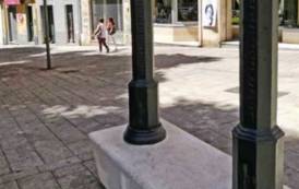 Plauso all’obiettività del Comune per i fasci nelle colonne in piazza Gramsci a Cagliari (Laura Brussi Montani)