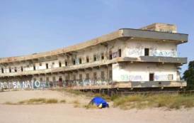 CAGLIARI, Si accampa con la tenda al Poetto: 200 euro di multa per un ‘campeggiatore’ marocchino