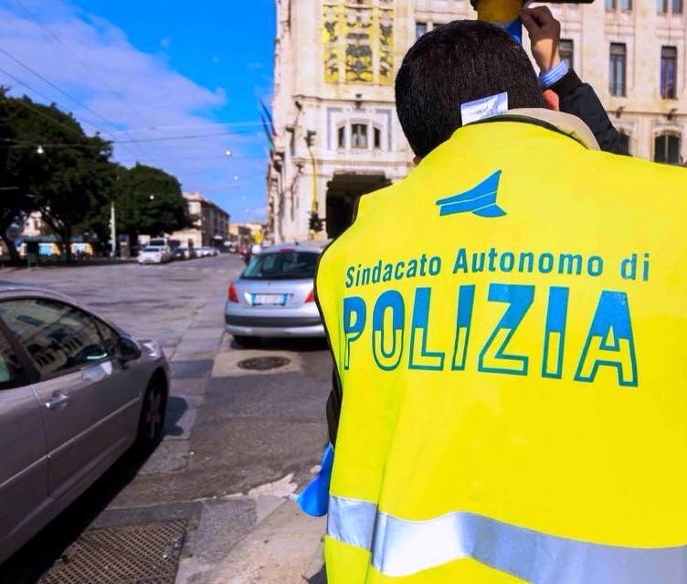 I poliziotti in piazza a Cagliari per il T-Day contro il ‘reato di tortura’ (Luca Agati – Sap Cagliari)