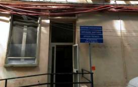 CAGLIARI, Situazione pericolosa nell’ospedale Santissima Trinità: cavi elettrici a penzoloni sugli alberi