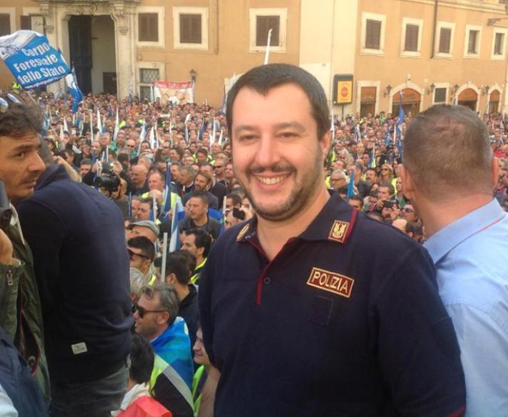 In 10.000 in piazza per la sicurezza, ma l’attenzione è sulla polo di Salvini (Luca Agati – Sap Cagliari) 