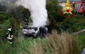 SARROCH, Auto fuori strada prende fuoco: nessuna traccia dell’autista e di eventuali passeggeri